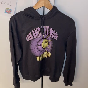 Hoodie med tryck framtill - En mörk hoodie med ett tryck framtill 