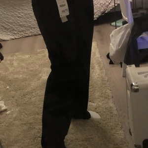 Kostymbyxor från zara - Säljer mina helt nya kostymbyxor från Zara. Aldrig andvända (endast när fotot är taget) lappen sitter kvar. 300kr eller högst bud + frakt. Nypris 400. 