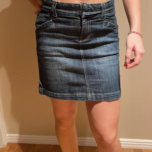 Jeans kjol - Liten i storlek, gammal modell, 2 fickor fram och bak. Lågmidjad, perfekt i mode. 