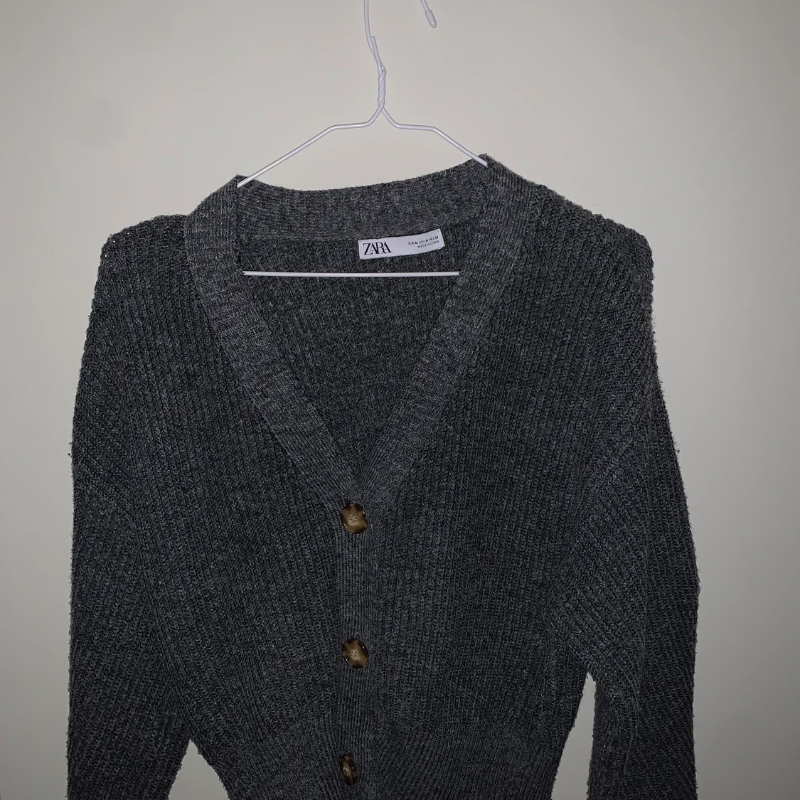 Grå stickad kofta från Zara i storlek S