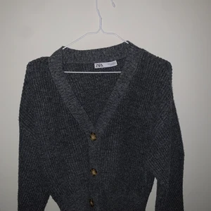 Grå stickad kofta från Zara i storlek S - Grå stickad kofta från zara i ett bra skick! Köparen står för frakt 💙