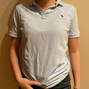 Polo t-shirt - Ljusblå polo Ralph Lauren t-shirt, bekväm, lite åtsittande runt brösten 