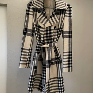 Twillkappa - Kappa med skärp i midjan och fickor. I mycket gott skick.