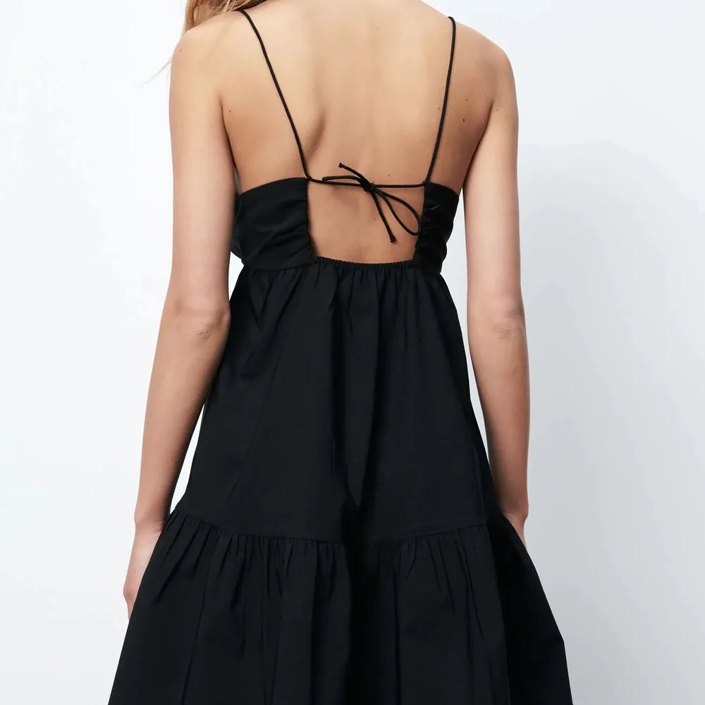 Säljer denna superfina klänning från zara i storlek s som tyvärr inte kommer till användning. Säljer för 250+frakt. Bilderna är från Zaras hemsida men kan skicka mer bilder ifall det önskas. . Klänningar.