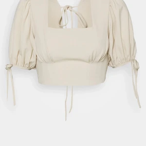 Blus - Lesina top från Fashion Union i storlek 38 💕 Jättesöt topp som bara är använd en gång, nypris 299kr! Frakt inräknat i priset 