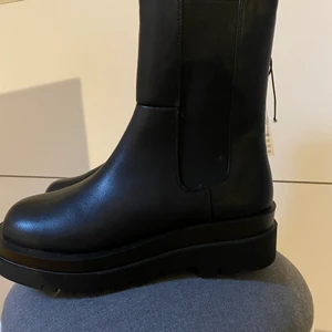Boots | GINA TRICOT - helt oanvända höga boots från Gina med lapp kvar. Storlek: 38.