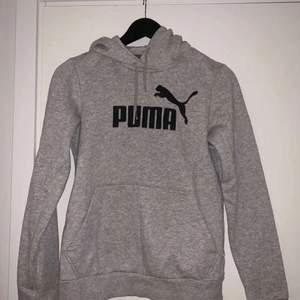 basis puma hoodie, säljs billigt för att den har ett hål i ena armen men det är inget man lägger märke till❤️ orginalpris är ca 800