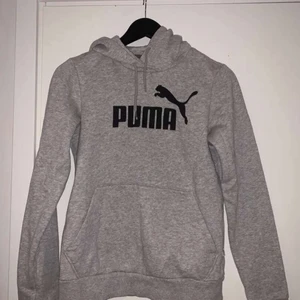Puma hoodie - basis puma hoodie, säljs billigt för att den har ett hål i ena armen men det är inget man lägger märke till❤️ orginalpris är ca 800