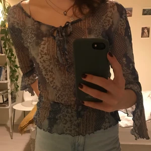 Blå mönstrad blus - Finaste blå mönstrade blusen! Jätte fina ärmar och ett unikt tryck. Bra skick, köpt seconhand men endast använd några gånger av mig. Köparen står för frakt💕💐 storlek L men passar mig bra som har S, stretchigt material