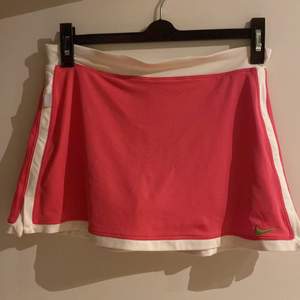 Rosa tenniskjol från Nike med innerskjorts i storlek Xs - S. Den är i mycket bra skick och säljer pga att den är för kort, jag är 173cm för referens 😅.                                                       Köparen står för frakt 🚚 