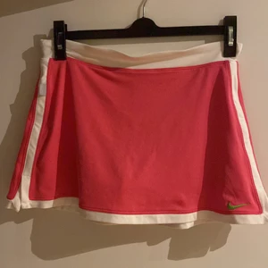 Nike tenniskjol - Rosa tenniskjol från Nike med innerskjorts i storlek Xs - S. Den är i mycket bra skick och säljer pga att den är för kort, jag är 173cm för referens 😅.                                                       Köparen står för frakt 🚚 