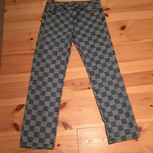 Rutiga jeans - Ett par rutiga jeans från shein, aldrig andvända. I jätte bra skick💞