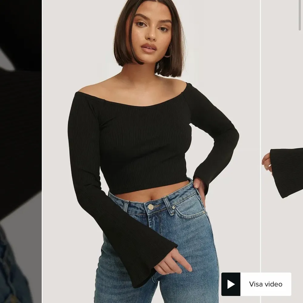 Säljer dessa superfina tröjor från NA-KD. Tröjorna kommer tillsammans vid detta köp. Den beiga är inte använd och den svarta är knappt använd. Båda kommer i bra skick. Tröjorna är korta i modellen 💞. Toppar.