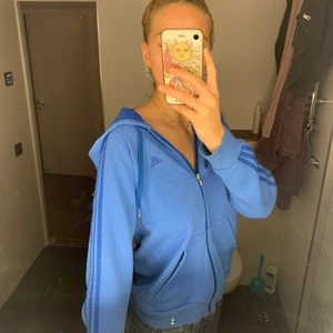 Blå adidas jacka - Blå  adidas jacka med Luva i stl M. Väldigt bra skick utan fläckar. Pris kan diskuteras. Budgivning om fler vill ha köpt för 700 ca