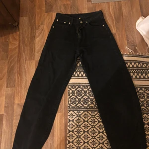 Levis jeans - Svarta Levis jeans säljes knapp använda, större nertill ”ballon fit”storlek 26