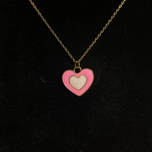 Halsband med rosa/vitt hjärta - Halsband i rostfritt stål. Guldpläterad samt emaljerad berlock. Fri frakt✨