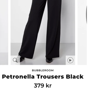 Svarta byxor - Svarta byxor från bubbleroom storlek L Knappt använda! Nypris 379kr