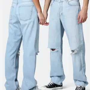 Ett par jeans från junkyard,med modellen nevermind i ljusblå.Den är i unisex alltså så passar den både killar och tjejer.