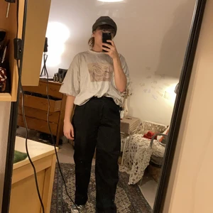 Chinos från weekday - Ett par svarta chinos/kostymbyxor i modellen Mino från weekday. Ett par favoriter jag nu måste lämna vidare. Snygga till allt och sköna nu på vintern om en vilja kostymbyxor men ändå inte frysa.