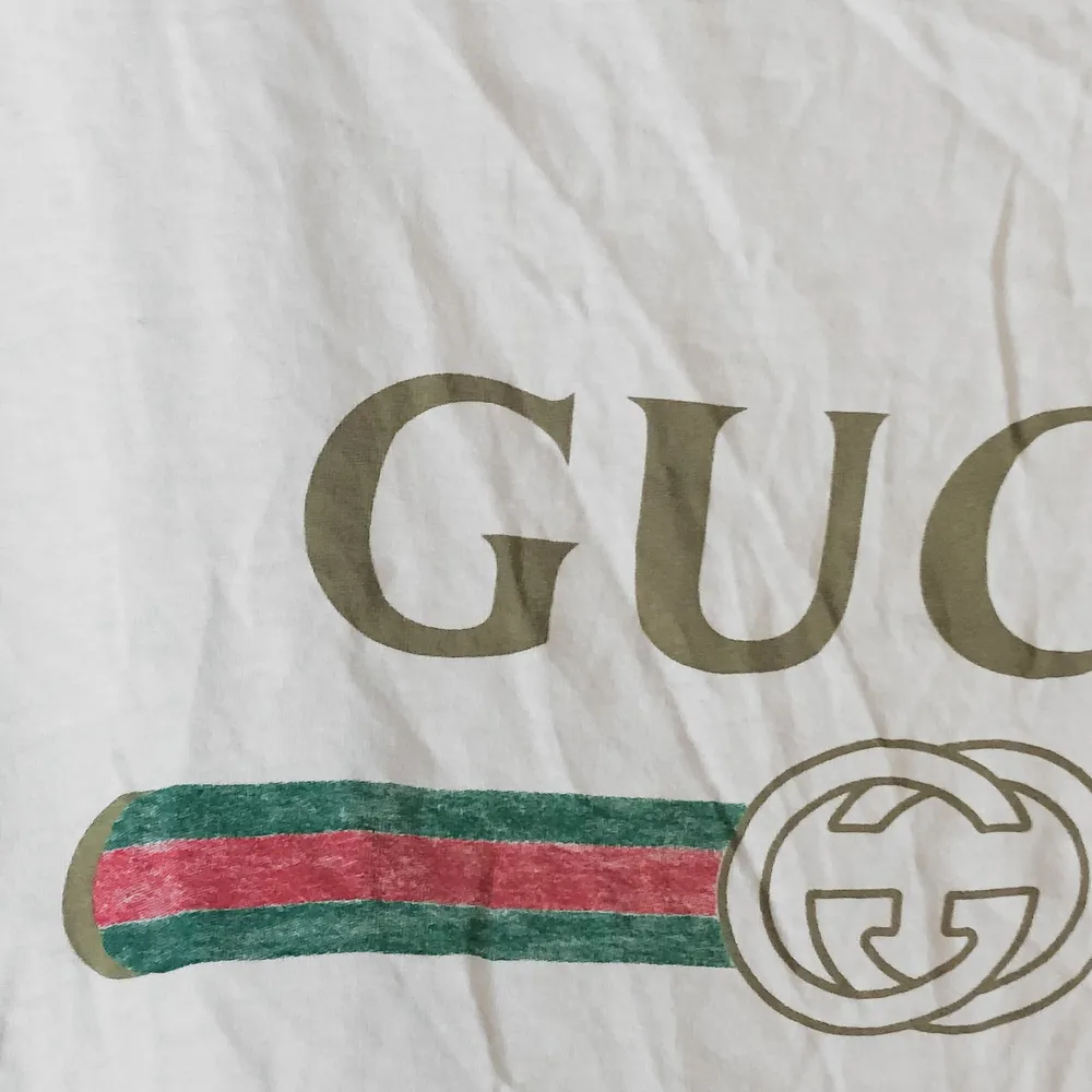 Äkta Gucci T-shirt, köpt på SSENSE ca 2018. Orderbekräftelse finns. Storlek L. Retail ca 4300kr.. T-shirts.
