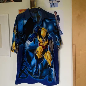 Kortärmad skjorta  - Asfet skjorta från changes köpt på secondhand! Skitsnygg, men har svårt att bära upp den själv. Därför letar den ett nytt hem! Storlek L, men oversized modell. Sitter snyggt och stort på allt från en S-L skulle jag säga! Skulle nog absolut därför funka på en xl också, men då blir fiten lite tightare. Hör av dig om du har frågor! Frakten vet jag inte än, men kommer självklart försöka göra så billig som möjligt<3