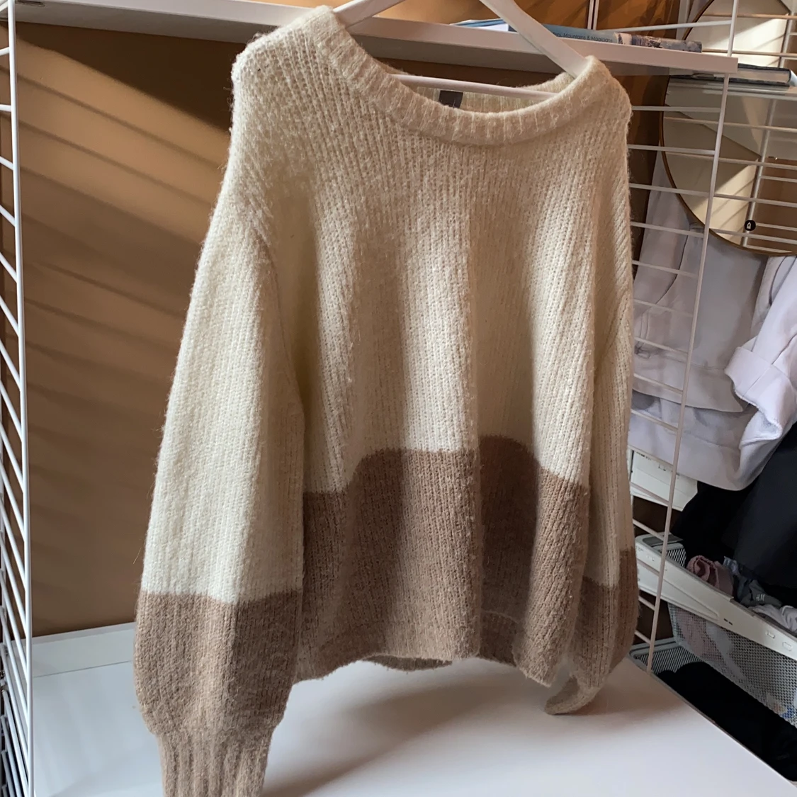Oanvänd stickad tröja