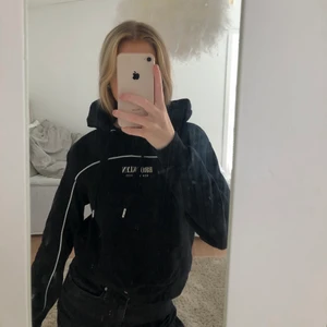 Croppad hoddie - Croppad hoddie, använd fåtal gånger, stl xs, 80kr eller kom med högsta bud. Frakt tillkommer.