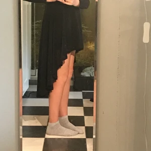 Svart kjol  - Svart kjol som är kortare fram och blir längre bak. Själv är jag en 146/152 eller xs/s