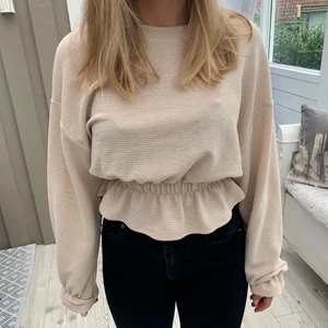 blus - tröja från gina i storlek 36/34, står xs men passar lika bra på en s nästintill oanvänd