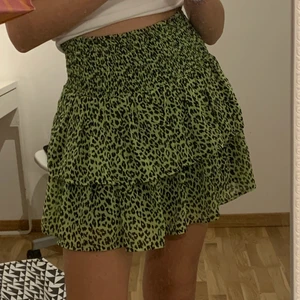 Kjol - Super fin kjol i leopard mönster och i neon färg! Säljer pga att den inte kommer till användning, den är som ny! I storlek 146/152 men är lite större i storleken och den passar mig som 163cm. Den har två volanger och är stretchig i midjan. BUD PÅ 100kr