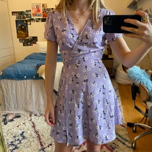 Klänning - Jätte gullig klänning med blommor på från bikbok, i storlek S