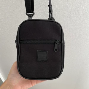 Urban classics axelremsväska  - Svart Urban classics axelremsväska. Fint skick!! Köparen står för ev frakt 