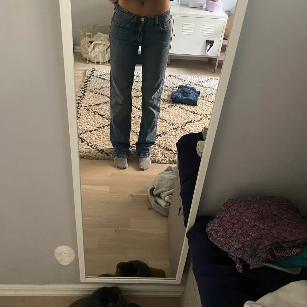 Intressekoll på mina sååå fina slutsålda mid Rise jeans från zara😍😍😍det är den mellanblå färgen! Säljer endast vid bra bud då jag älskar dem men dem sitter inte riktigt så som jag skulle önskat! De är helt slutsålda och väldigt populära! Jag är ca 168 och som ni ser så går de under mina fötter! Inga defekter alls❤️. Jeans & Byxor.