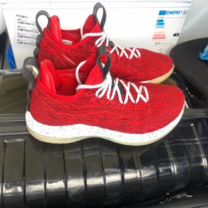 Basketskor Lebrons - Basketskor som är slutsålda nästan överallt. De är i bra skick. Väldigt snygga. Köptes för 1499