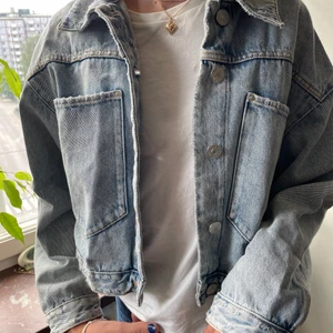 Croppad Zara jeansjacka  - En puffig jeansjacka som sitter som en smäck och passar perfekt till vilken outfit som helst!!