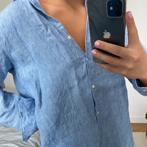 Blå linneskjorta strl: 34 - Blå linneskjorta från Boomerang 💙 I gott skick och endast använd några få gånger! 
