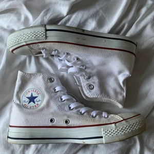Vita converce i storlek 37,5/38 - Jag säljer nu mina vita convers i storlek 37,5. Jag skulle påstå att dessa skor även passar någon som har 38 ( lite små för mig som har 38,5) skorna är i fint skick men lite smutsiga eftersom de är vita🤍🪞🤍 kom privat om ni har några frågor kring pris eller vill ha fler bilder✨🌬