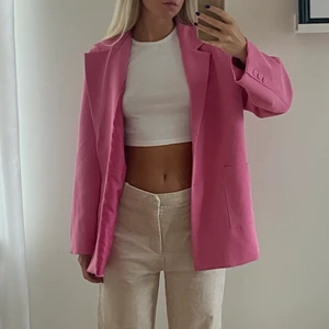 Blazer - Rosa blazer från Gina Tricot som aldrig är använd. Strl 42 och sitter snyggt oversized på mig som är 175 cm lång. Frakt tillkommer 💞