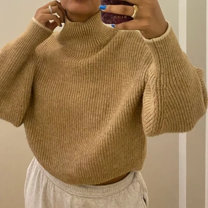 Tröja  - Använd en gång bara. Köparen står för frakt budgivning om flera intresserade 