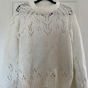 Stickad tröja - Säljer denna vita stickade tröja, den är i använt skick. Den är från Cubus och i storlek 158/164. Köparen står för frakten 💕 
