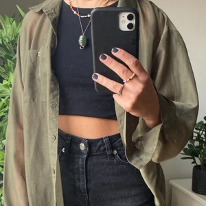 Tunn, grön skjorta 💚 - En militärgrön, väldigt tunn skjorta. Den är ganska lång och har ingen storlek men jag skulle säga att den är S/M :) denna är köpt på secondhand men är bra i kvaliteten! 