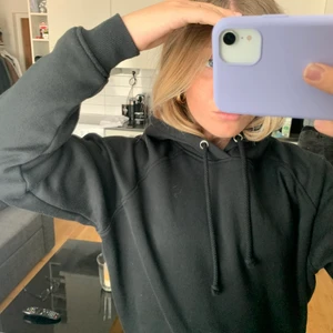 Hoodie  - Svart hoodie från bikbok, som ny!