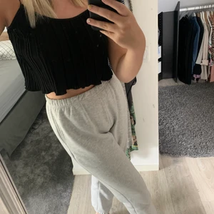 Topp - Fint linne från bikbok. Det är i storlek xs men kan tänka mig att de passar s, dock lite litet för mig som i vanliga fall har M. Använt fåtal gånger. Köparen står för frakten. 😊