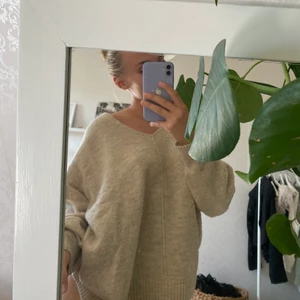 Stickad tröja - Lite tunnare stickad tröja med en söm i mitten. Snygg beige färg men tyvärr snålt använd 😎 Lite oversize och v-ringad 