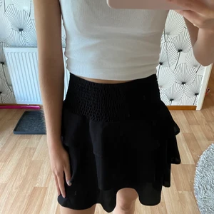 Volangkjol från Vero Moda  - Säljer denna volangkjol från Vero Moda i storlek XS! Bra skick! 🤍