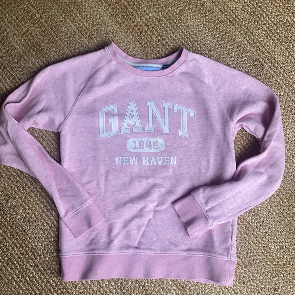 En helt ny Gant college tröja. Ljusblåa detaljer på insidan.. Hoodies.