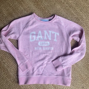 Gant sweatshirt - En helt ny Gant college tröja. Ljusblåa detaljer på insidan.
