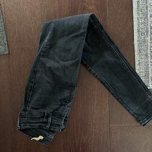 Tighta svara jeans från Levis! 🖤 l 25
