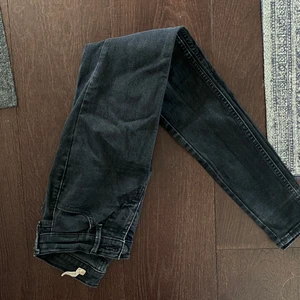 Levis jeans  - Tighta svara jeans från Levis! 🖤 l 25