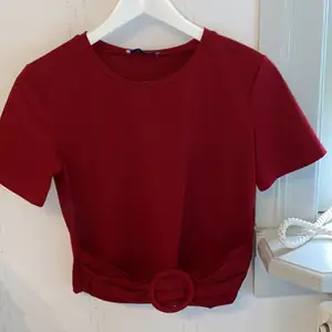 Fin röd tröja men ”bälte” ner till, använd 3 gånger, nyskick 